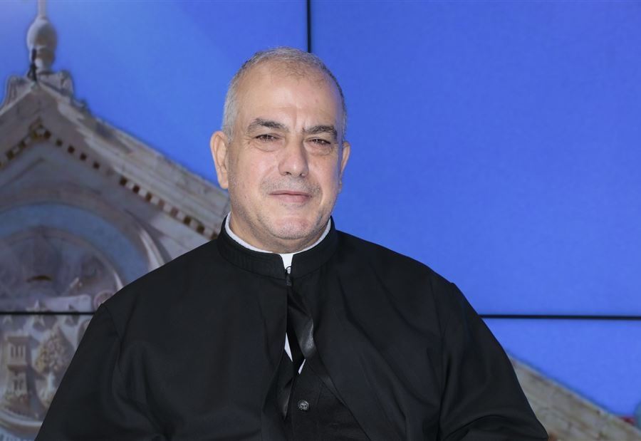 رداً على ما سمي "مصادر كنسية"... المونسنيور أبو كسم: "المشغول بالو فلينتظر"