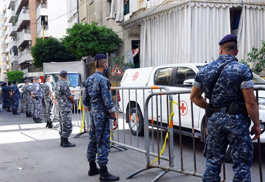 بالصور: "محاصرة" المبنيّن "الموبوئيّن" في رأس النبع