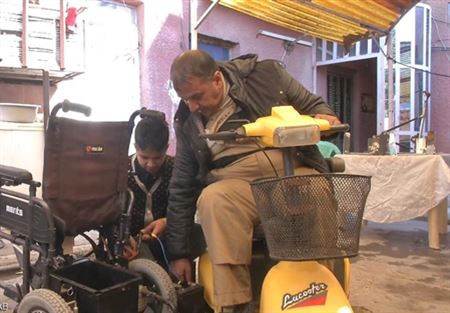 عراقي يتغلب على إعاقته باختراعات للمعاقين