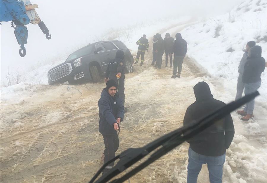 لمتابعة السير بأمان... سحب سيارة عالقة بالثلوج في فالوغا
