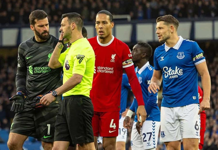 بالفيديو: هدف "غريب" دخل مرمى ليفربول 