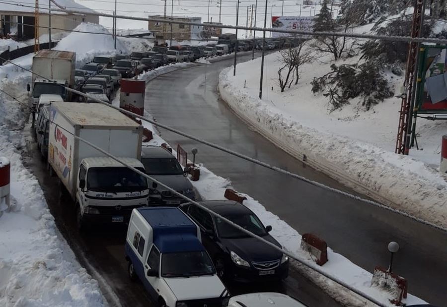 بالصور: زحمة سير خانقة في ضهر البيدر 