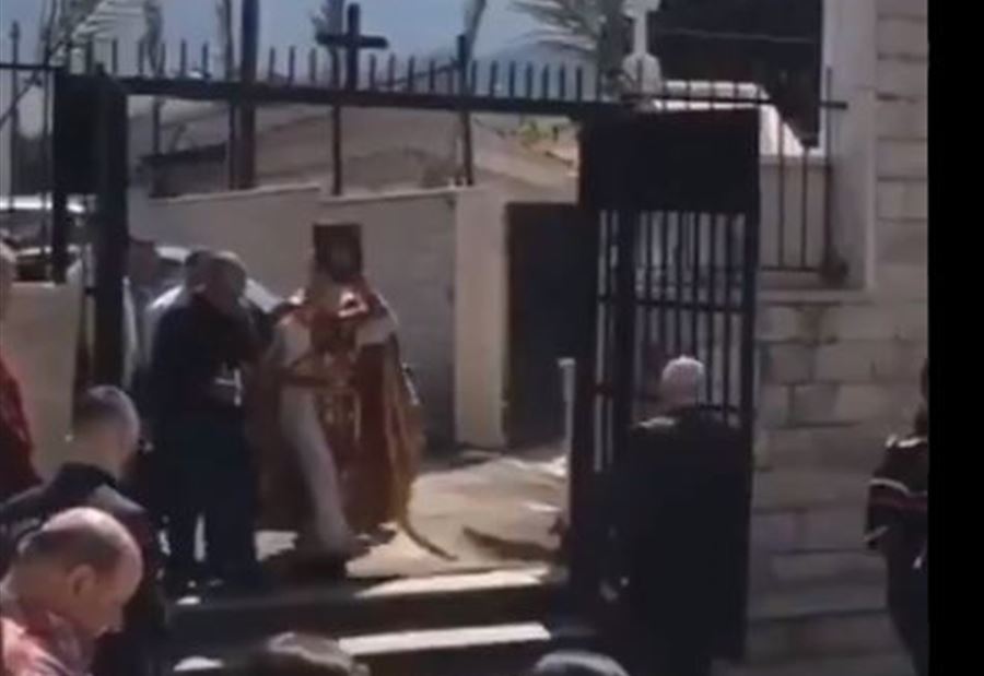 بالفيديو: كاهن يخالف قرار التعبئة العامة ويحتفل بالشعنينة 