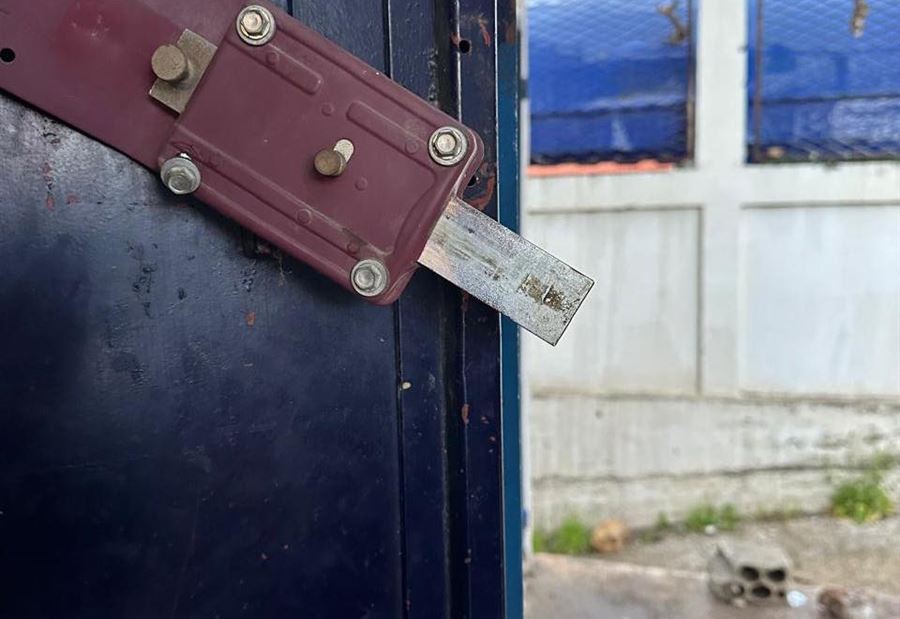 شارع يغرق في العتمة... "خفافيش الليل" تسطو على المحطة شارع يغرق في العتمة... "خفافيش الليل" تسطو على المحطة