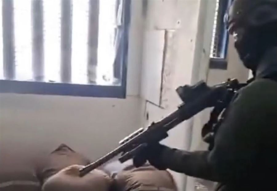 تحت تهديد السلاح: بن غفير ينشر فيديو لأسرى يمحون "القدس عربية" تحت تهديد السلاح: بن غفير ينشر فيديو لأسرى يمحون "القدس عربية"