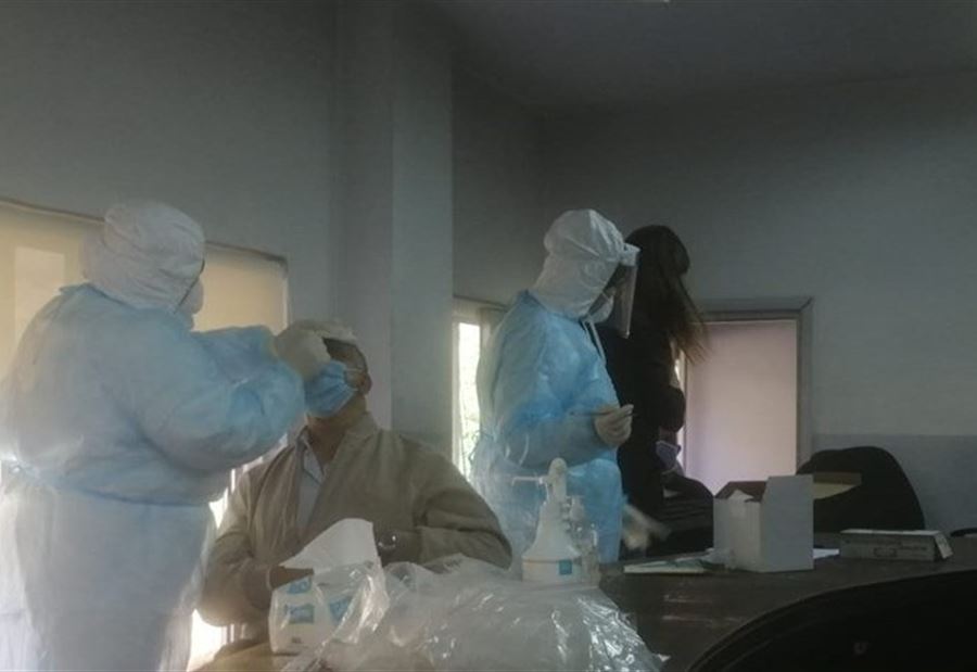 بالصور: فحوص "PCR" لموظفي قصر العدل في زحلة