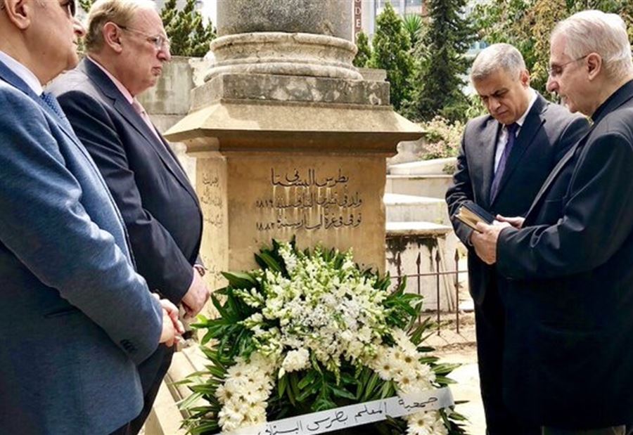 بالصورة: البستاني واكاليل من الزهر على ضريح "المعلم" بالصورة: البستاني واكاليل من الزهر على ضريح "المعلم"