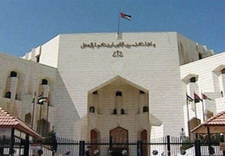 قاض أردني يقبل يد متهم داخل المحكمة