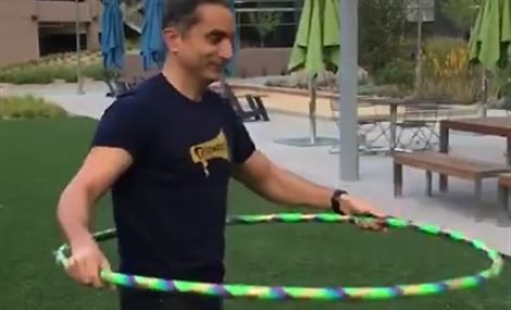 باسم يوسف ينجح أخيرا في تعلم "الهولا هوب"