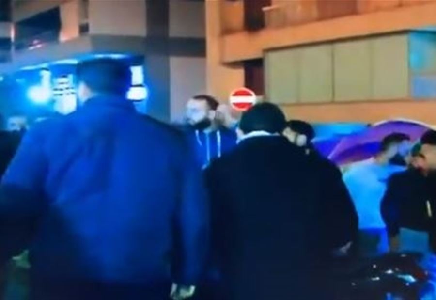 بالفيديو:  تحرك احتجاجي أمام منزل دياب 
