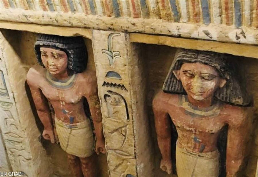 بالصور.. "تماثيل وقرابين وموسيقى" بالمقبرة المكتشفة في مصر