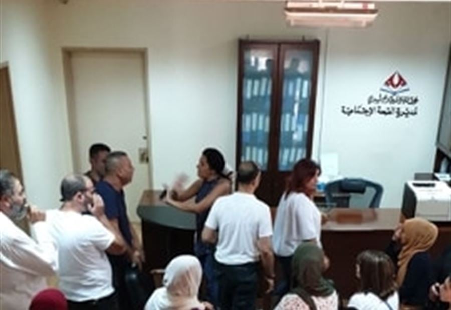 بالصور: مصروفو "مؤسسة الحريري" يعتصمون.. وتوجه الى التصعيد