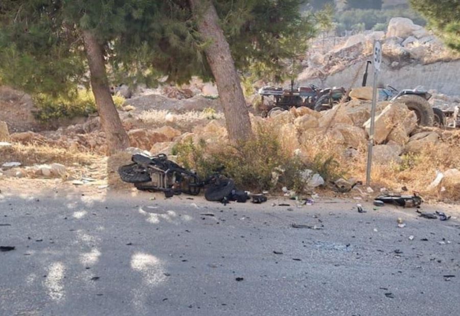 بالصور: استهداف دراجة نارية في بلدة القرعون