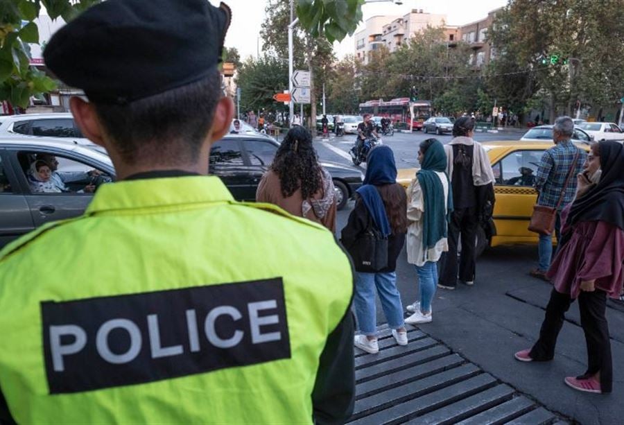 "جريمة بشعة"... رجل يقتل 12 من أفراد أسرته في إيران! "جريمة بشعة"... رجل يقتل 12 من أفراد أسرته في إيران!