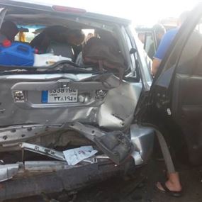بالصورة: 4 جرحى في تصادم بين سيارتين في الخرايب