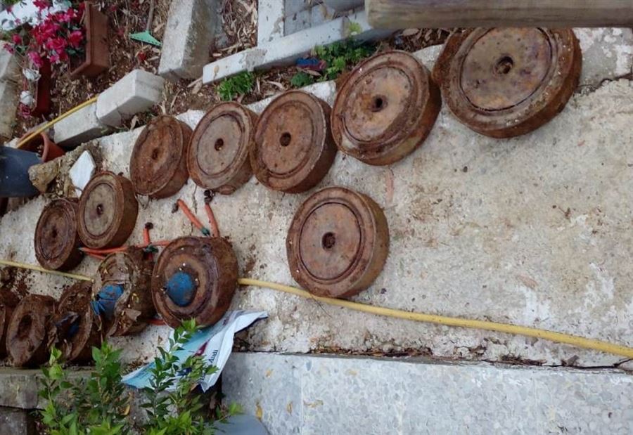 بالصورة: 13 لغما في مقبرة في جباع