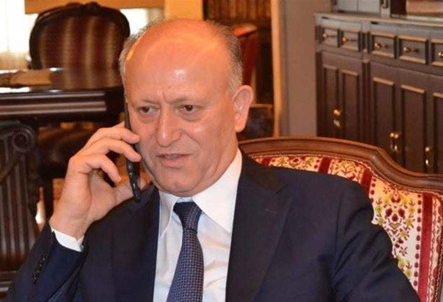 ريفي يشيد بـ