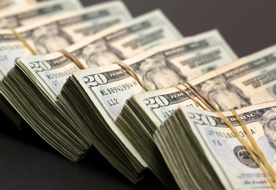 مع هبوط الجنيه الإسترليني... الدولارُ يقفزُ لأعلى مستوى 