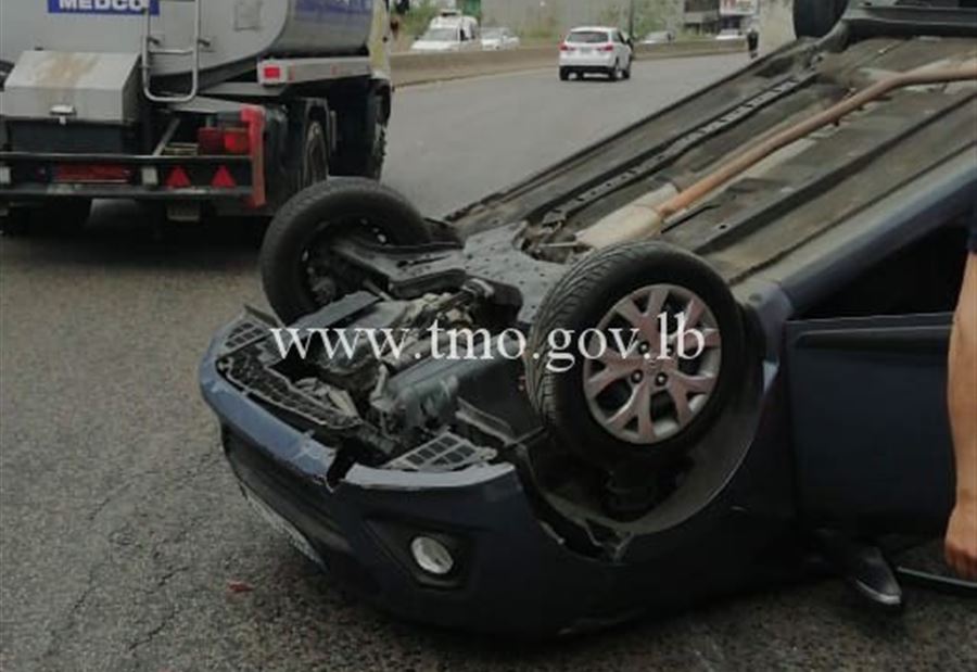 بالصورة: جريح بانقلاب سيارة على طريق عام ذوق مصبح بالصورة: جريح بانقلاب سيارة على طريق عام ذوق مصبح