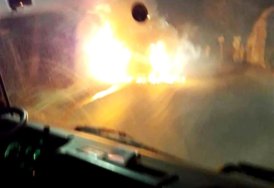بالصورة: احتراق سيارة في العقيبة وسقوط جريح