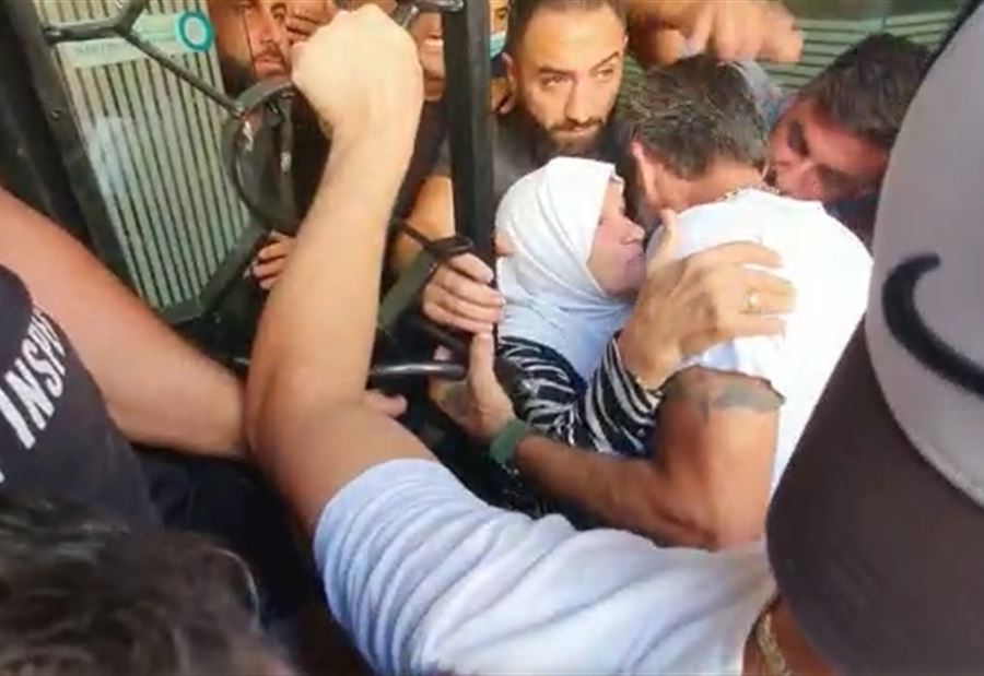 ريفي "يُحرّر" سيّدة مسنّة... ويدفع وديعتها (فيديو)