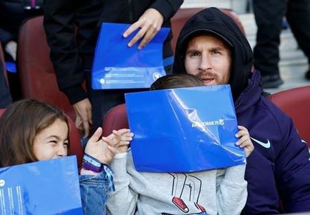 بالصورة: هكذا احتفل ميسي مع سواريز بالثلاثية والخماسية!