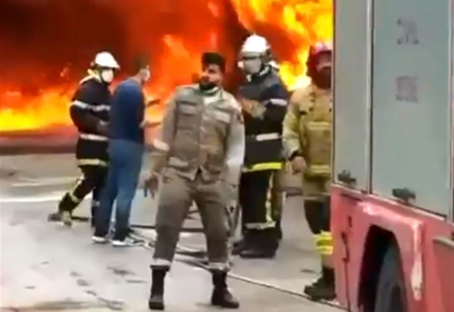 بالفيديو: حريق كبير داخل معمل لصناعة الزيوت في الزرارية
