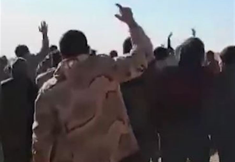 "مطالبين بالعودة"... جنود سوريون فارون يتظاهرون في العراق (فيديو)