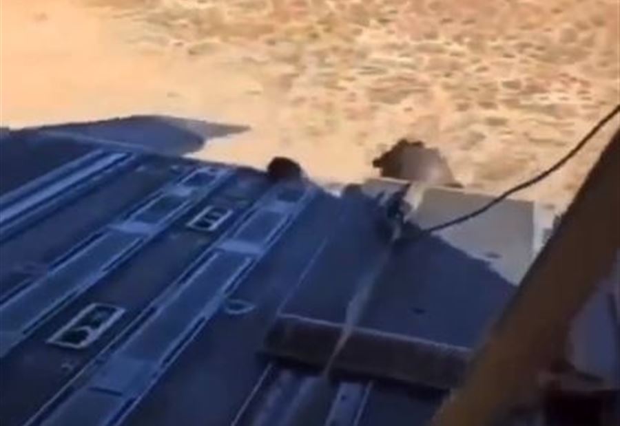 "لقطة مثيرة"... جندي "يطير في الهواء" بعد مطب هوائي!