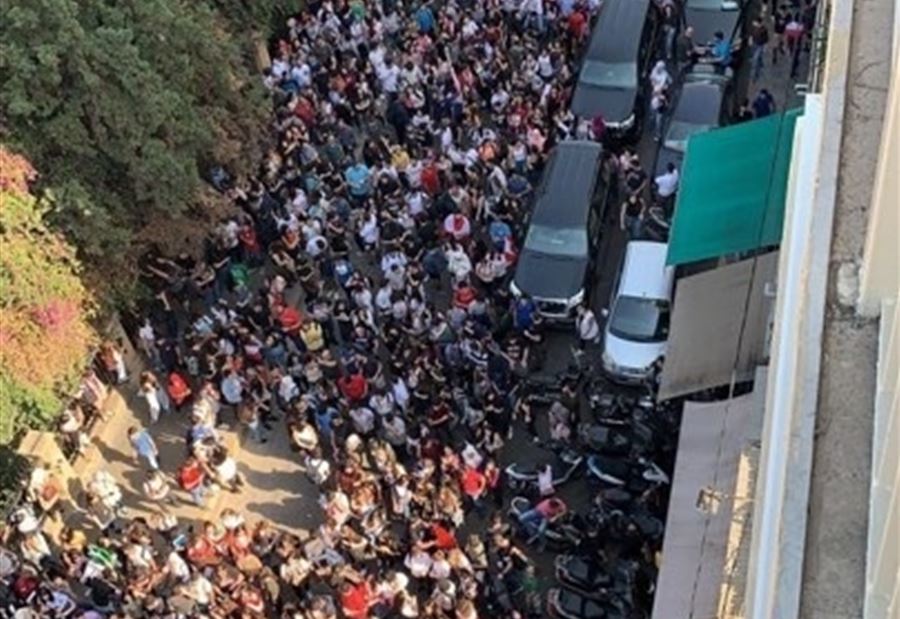 بالفيديو: متظاهرون امام منزل السنيورة... "من أين لك هذا؟"