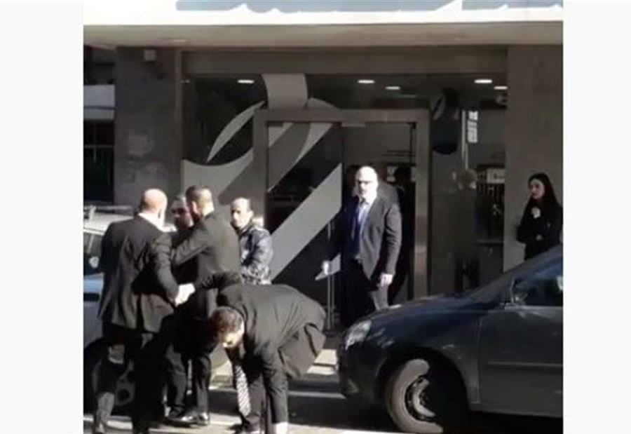 بالفيديو: تضارب بين موظفي بنك "عودة" وأحد المودعين