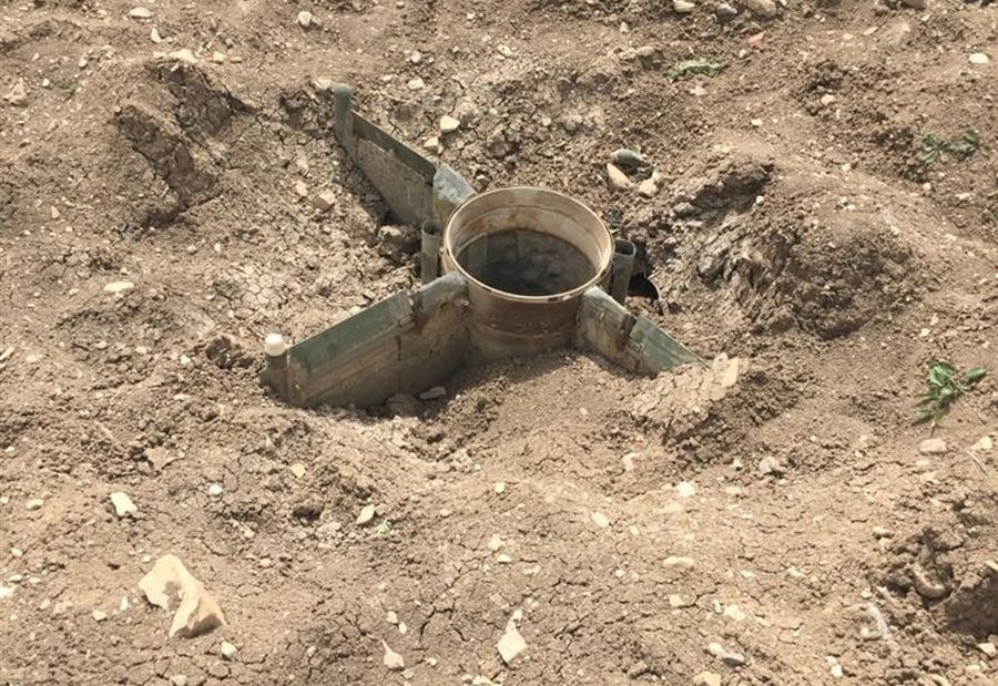 بالصور: الجيش يسحب بقايا صاروخ في خراج الصويري