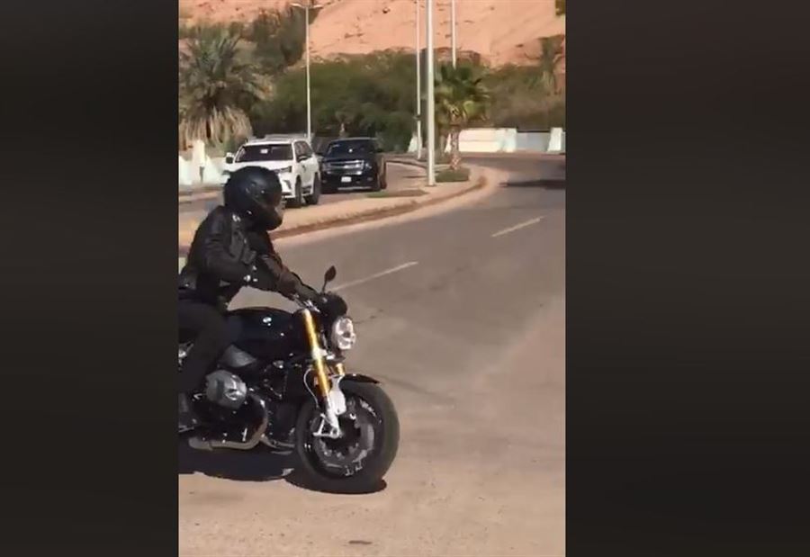 بالفيديو: ولي عهد الأردن يستقل دراجته النارية ويرفض سيارات موكبه