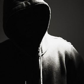 ينتحل أسماء مستعارة لممارسة أعمال منافية للحشمة