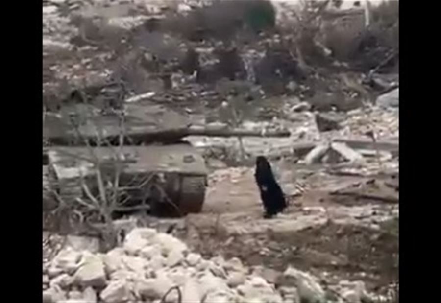 بالفيديو: امرأة لبنانية تواجه الجيش الإسرائيلي في الجنوب!