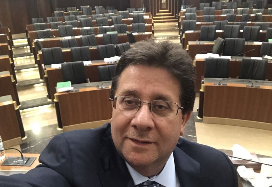 بالصورة: كنعان ينتظر في المجلس وحيدا