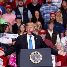 بعد إرسال 13 طرداً مشبوهاً لمعارضيه..هكذا علّق ترامب!