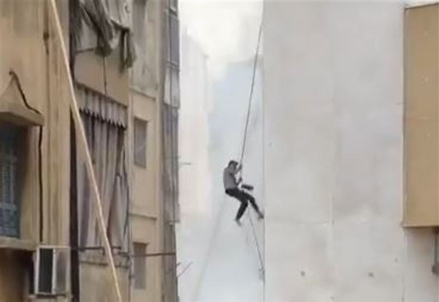 بعد أن قفز من أحد المباني هرباً من الحريق... نجاة شخص في الحمرا (فيديو) بعد أن قفز من أحد المباني هرباً من الحريق... نجاة شخص في الحمرا (فيديو)