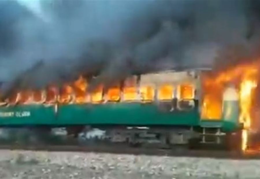 بالفيديو: 46 قتيلاً بحريق قطار في باكستان 