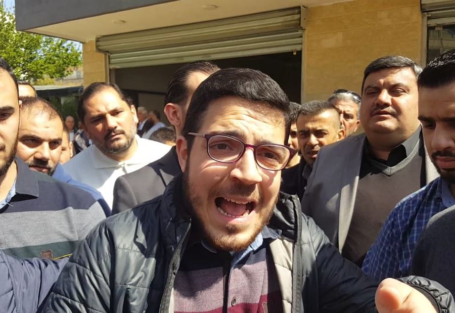 بالصور: حاول إحراق نفسه بالبنزين أمام مركز الضمان 