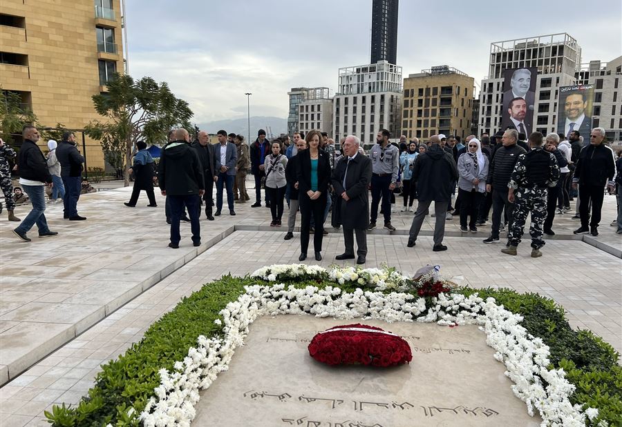 بالصور: السفيرة الأميركية تضع إكليلاً من الزهور على ضريح الحريري