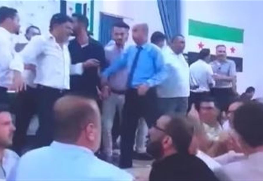 مشادات كلامية وعراك... إليكم حقيقة فيديو أول اجتماع للحكومة السورية الجديدة 