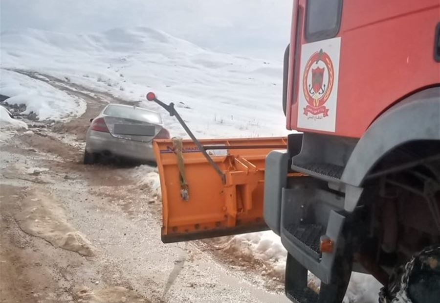 بسبب الثلوج... سحب سيارة عالقة في صنين بسبب الثلوج... سحب سيارة عالقة في صنين