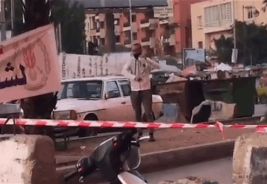 بالفيديو: كادَ أن يُحرق نفسهُ بالبنزين لولا تدخُّل الجيش 