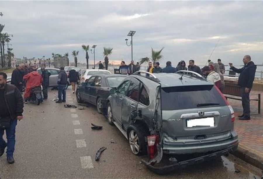 بالصورة: سيّارة تجتاحُ 3 سيارات في صيدا 