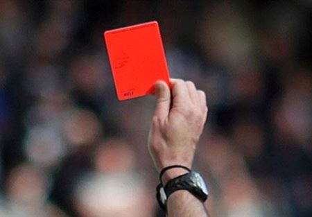 لاعب كرة قدم يقتل حكما بسبب بطاقة حمراء