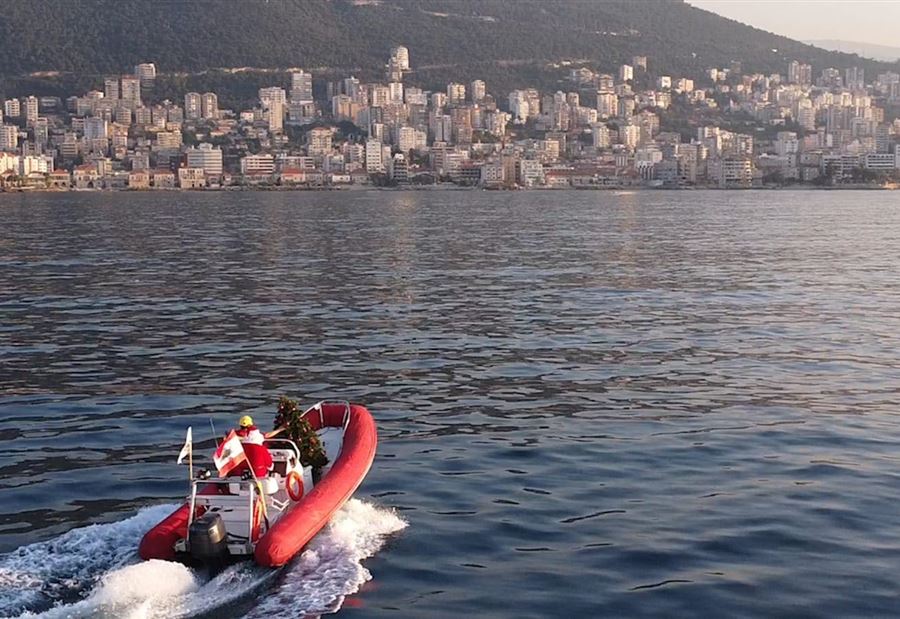 على عمق 30 مترًا تحت الماء... إضاءة شجرة ميلادية (فيديو وصور)