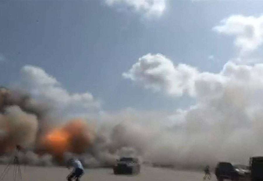 فيديو يوثّق لحظة سقوط الصواريخ على مطار عدن