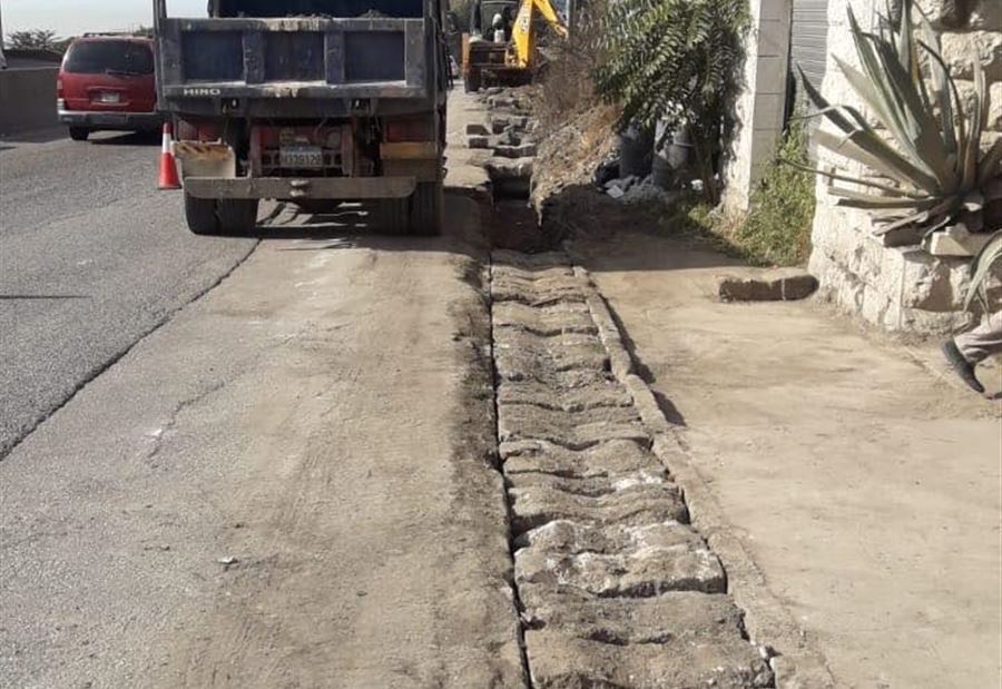 بالصور: تنظيف المجاري المائية على الطريق الدولية مستمر 