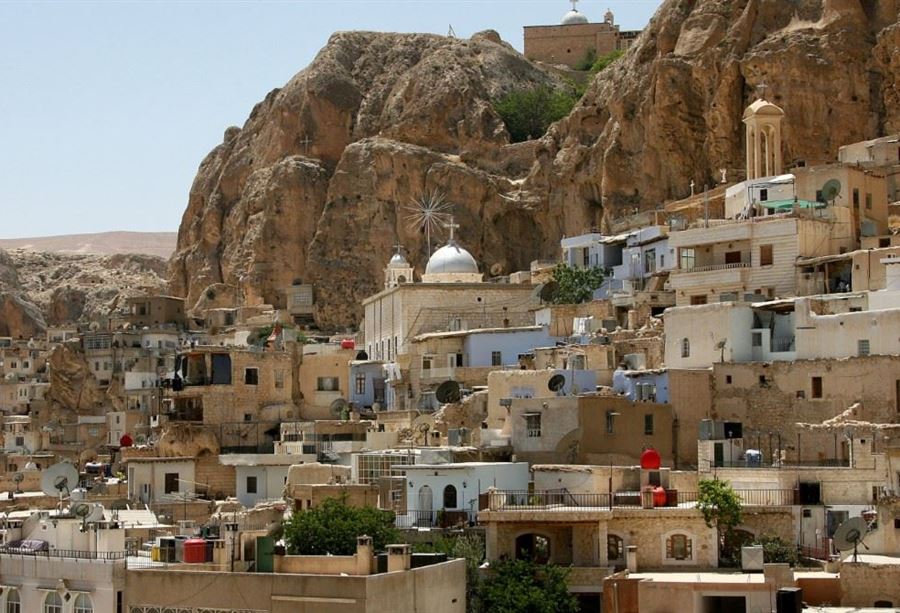 رفاق شارل جبور يستبيحون معلولا (فيديو)